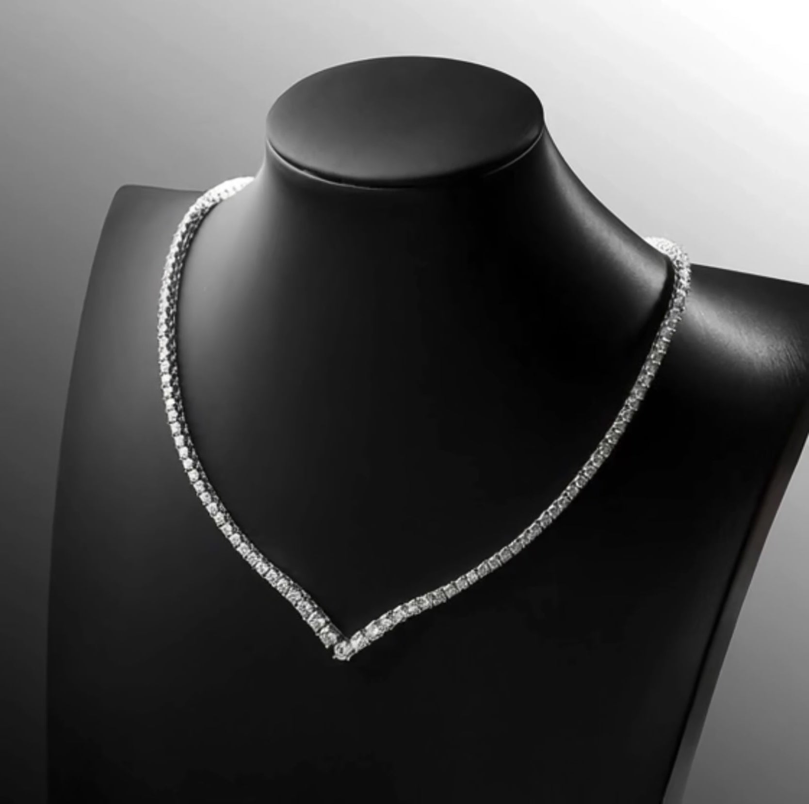 שרשרת טניס V-Shape מואסנייט